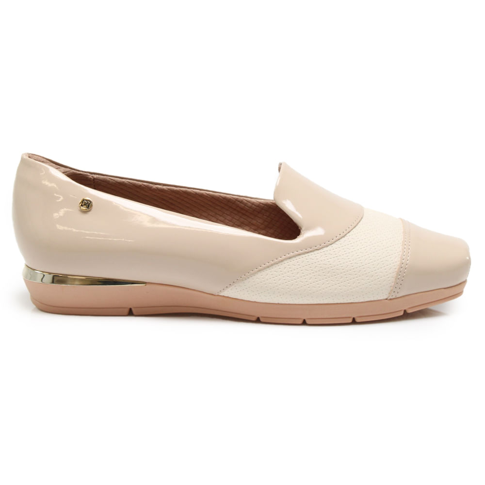 Sapato feminino Piccadilly marfim em verniz e napa stretch, vista lateral direita com salto anabela baixo